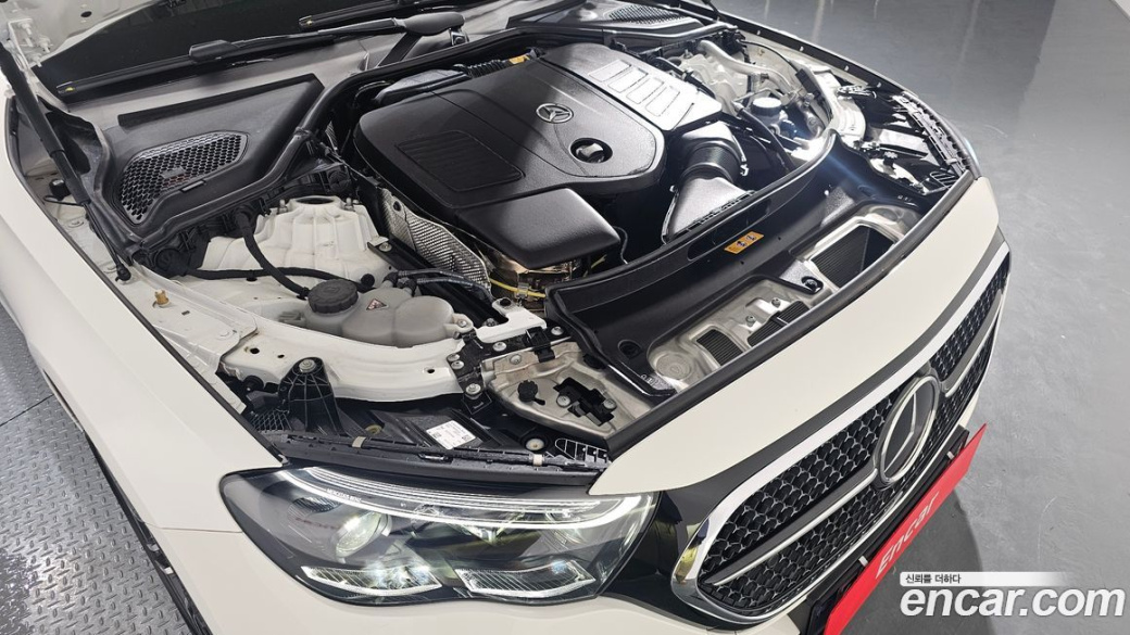 Mercedes-Benz E-Class E300 4MATIC AMG Line, 2025