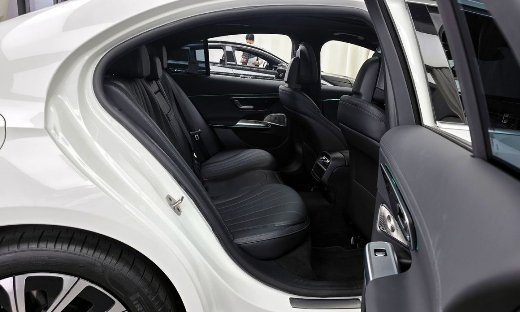Mercedes-Benz E-Class E300 4MATIC Exclusive, 2025