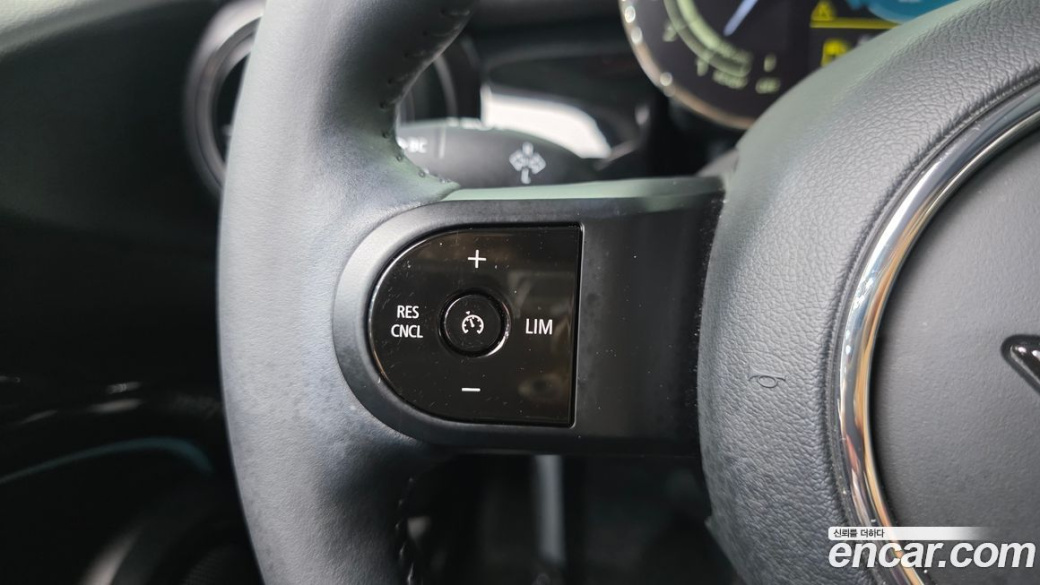 Mini Cooper Classic Plus Launch Pack, 2023