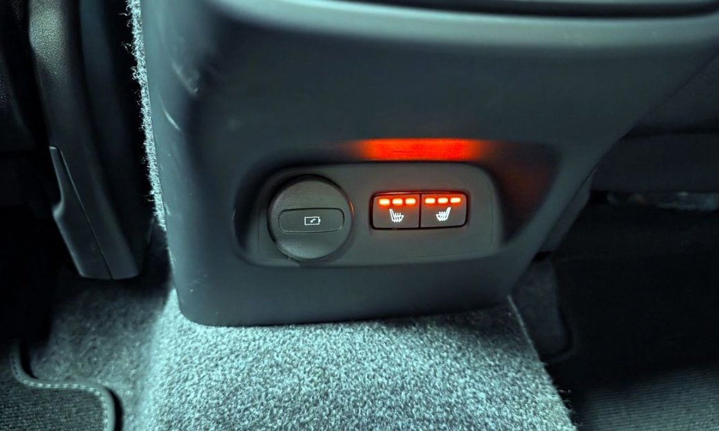 Volvo XC40 B4 Black Edition, 2025