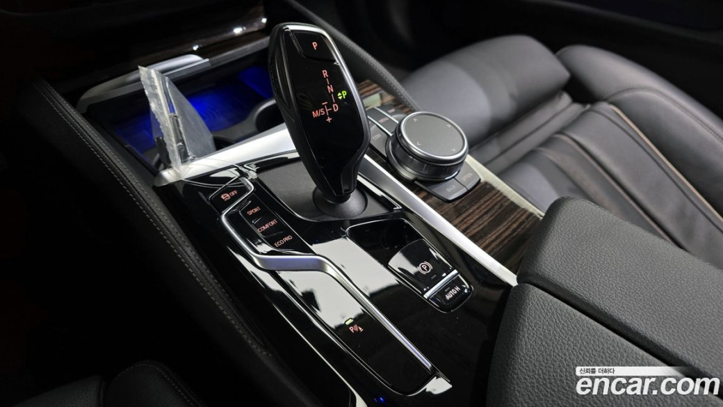 BMW 5-Series 520i Luxury, 2022