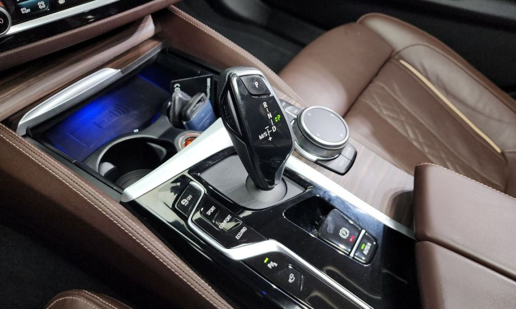 BMW 5-Series 530i Luxury, 2023