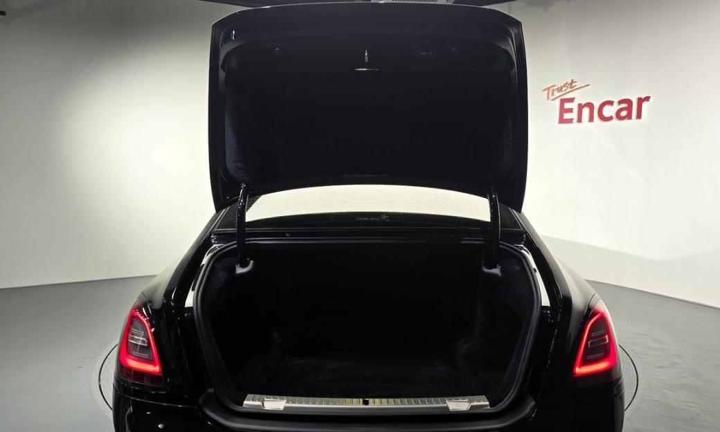 Rolls-Royce Ghost 6.7 V12 Black Badge, 2023