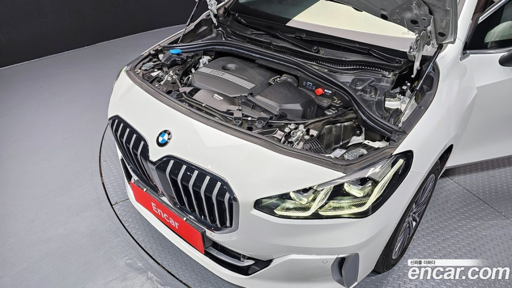 BMW 2-Series 220i Luxury, 2024
