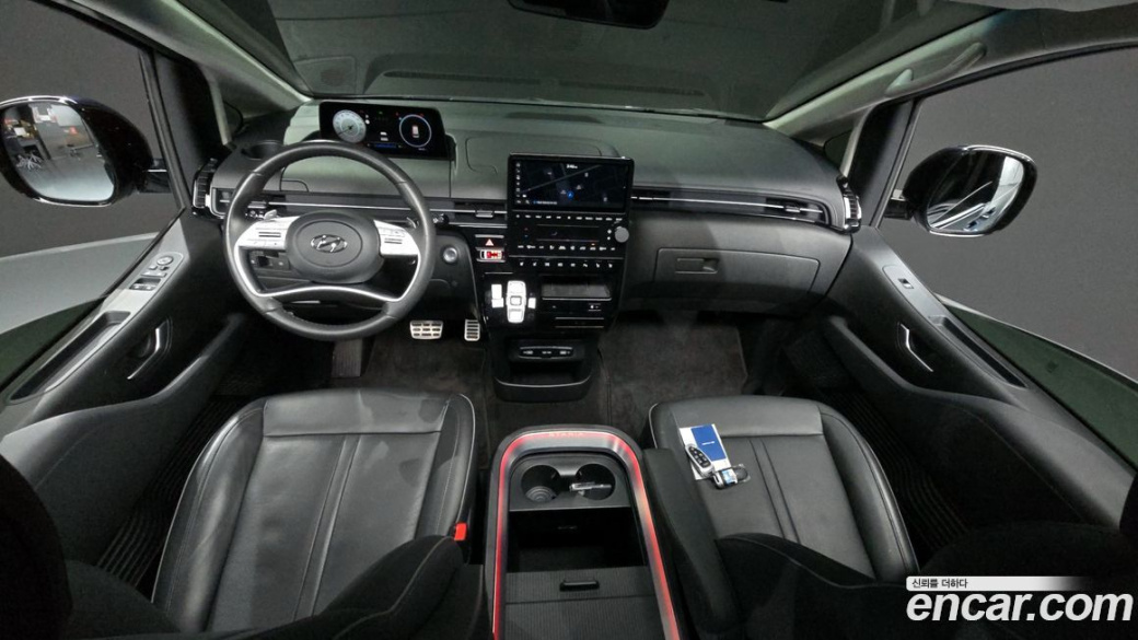 Hyundai Staria 4WD Lounge 9-Seater, 2022