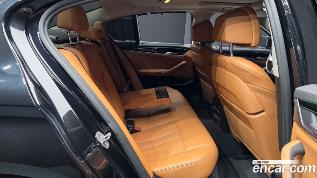 BMW 5-Series 520i Luxury, 2022