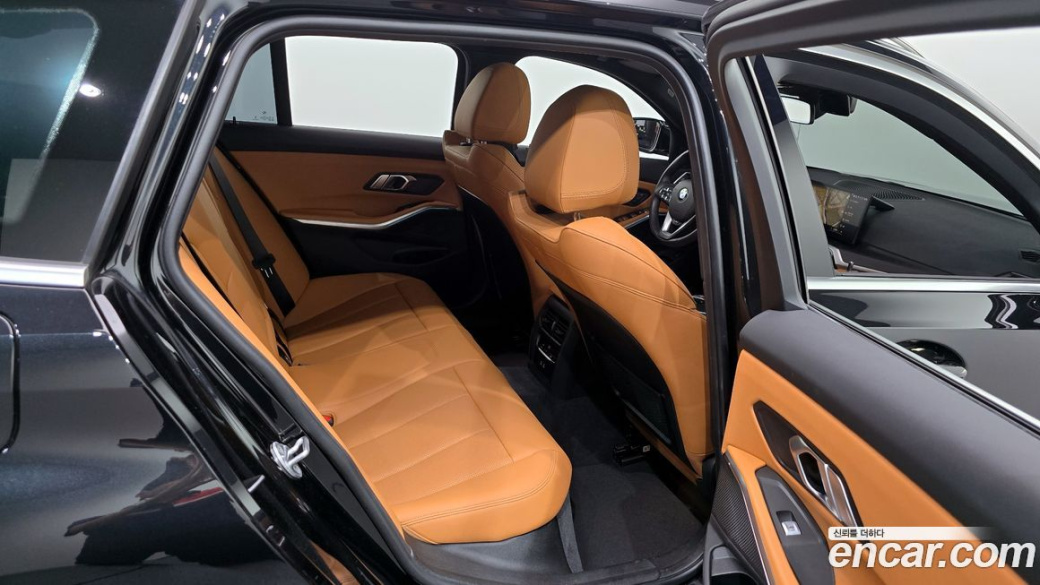BMW 3-Series 320i Touring, 2023