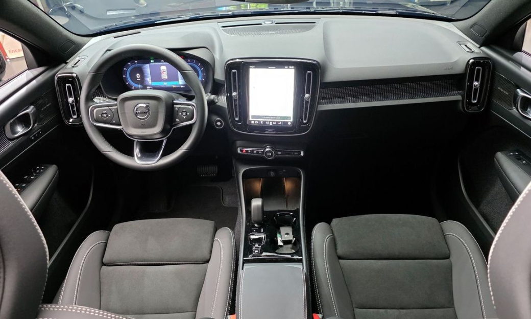 Volvo XC40 B4 Black Edition, 2025