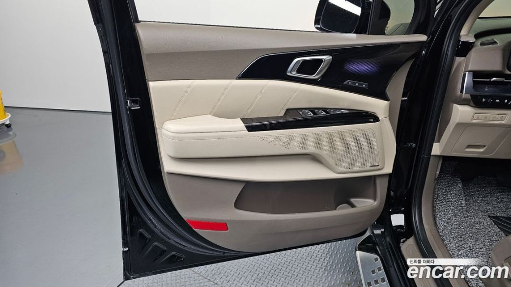 Kia Carnival 9-Seater Hi-Limousine, 2023