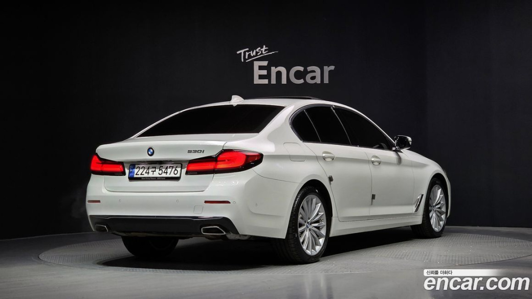 BMW 5-Series 530i Luxury, 2023
