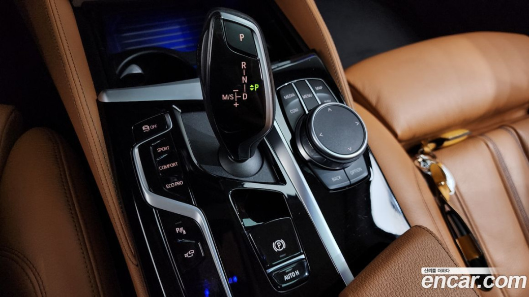 BMW 5-Series 520i Luxury, 2022