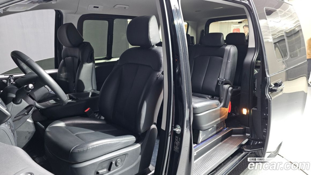 Hyundai Staria Tourer 11-Seater, 2023