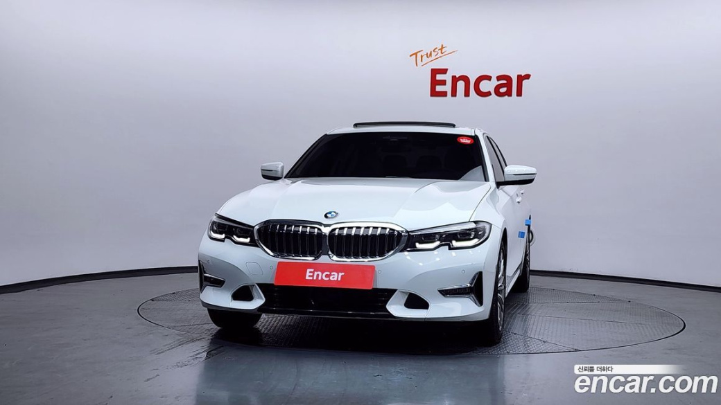 BMW 3-Series 320i Luxury, 2022