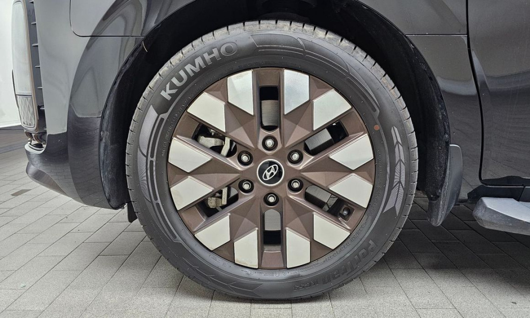 Hyundai Staria 4WD Lounge 7-Seater, 2024