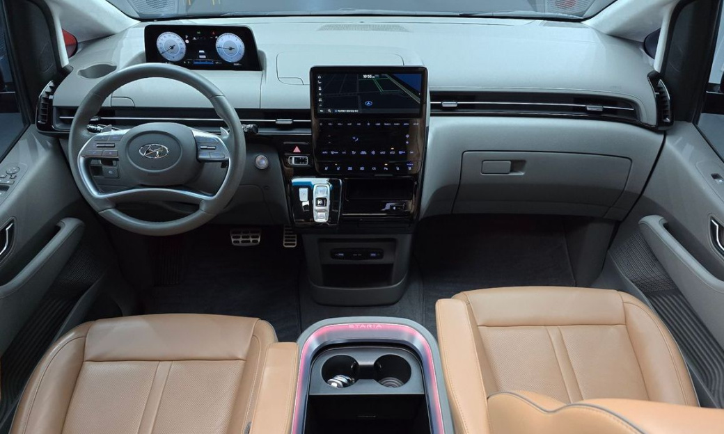 Hyundai Staria 4WD Lounge 9-Seater, 2022