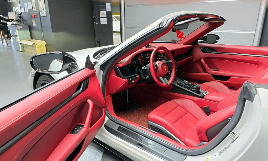 Porsche 911 Carrera 4 GTS Cabriolet, 2023