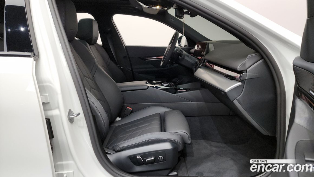 BMW 5-Series 520i M Sport, 2025