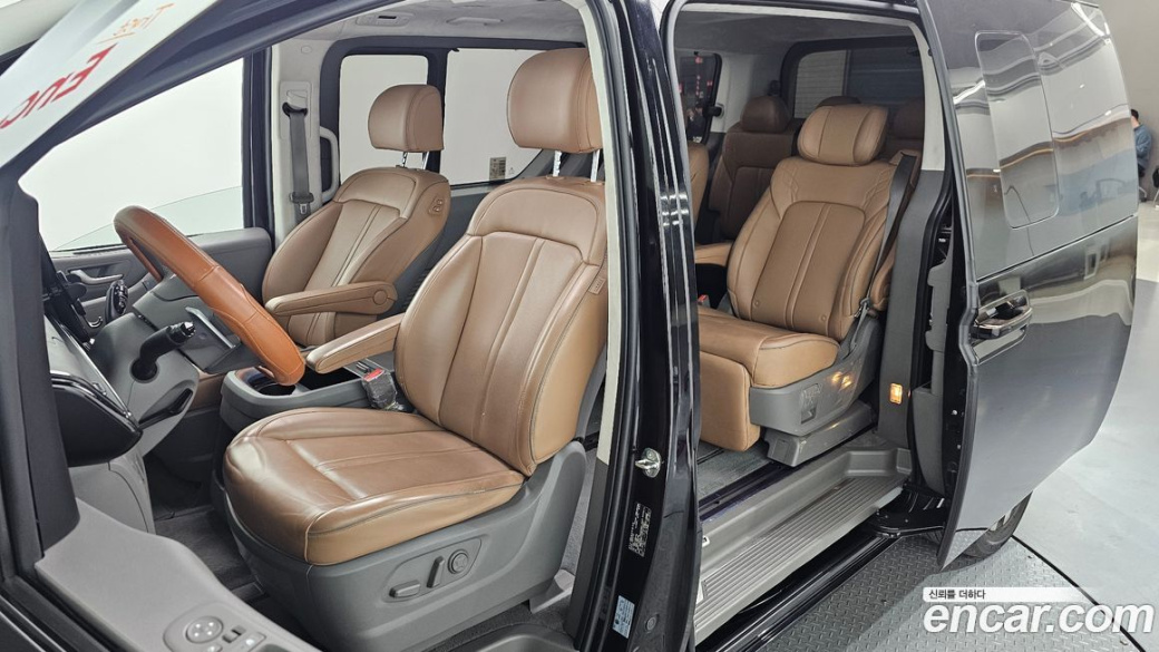 Hyundai Staria 4WD Lounge 7-Seater, 2023