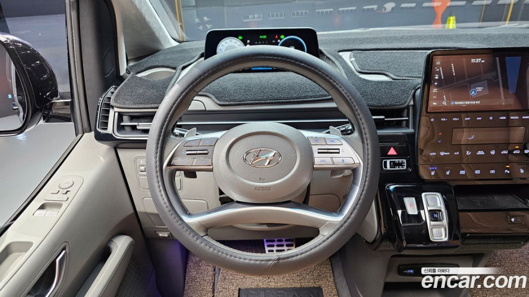 Hyundai Staria Lounge 9-Seater, 2023