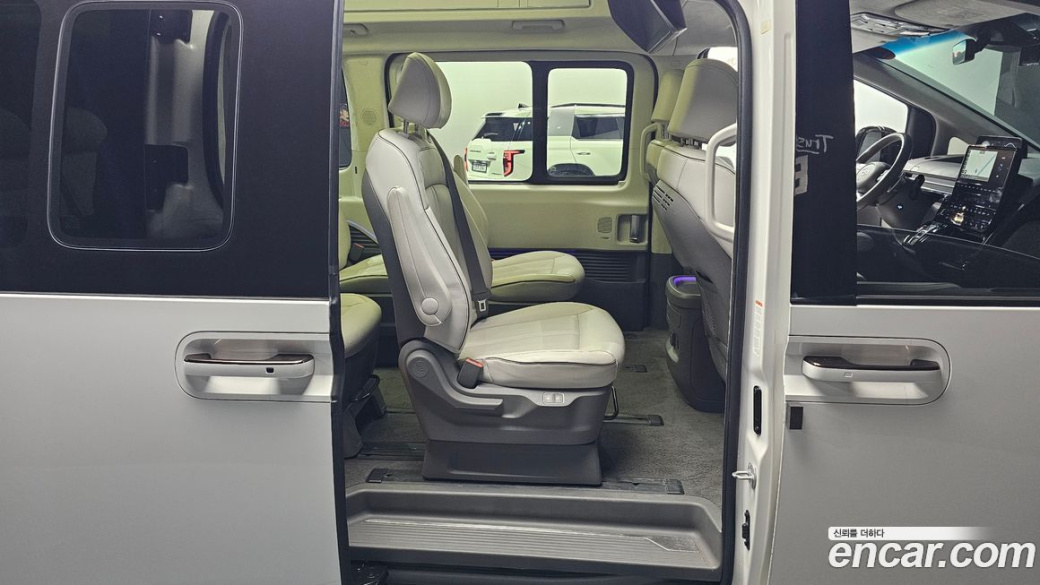 Hyundai Staria 4WD Lounge 9-Seater, 2023