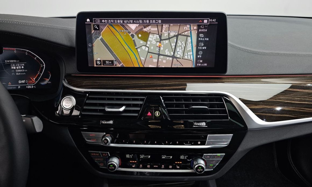 BMW 5-Series 520i Luxury, 2023