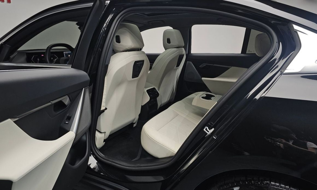 BMW 5-Series 520i, 2025
