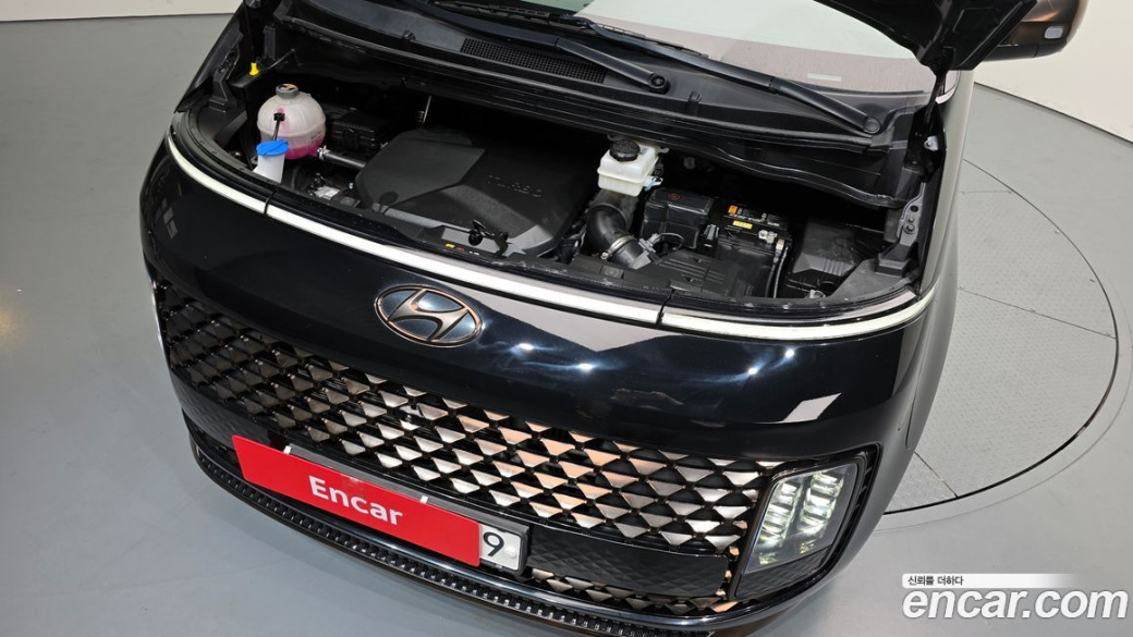 Hyundai Staria 4WD Lounge 7-Seater, 2023