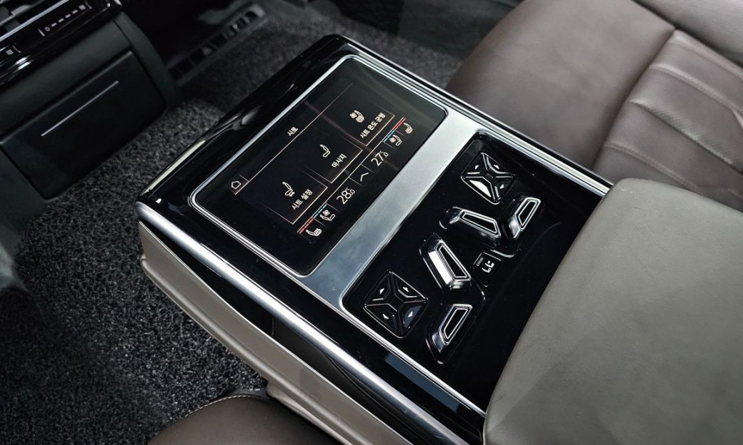 Audi A8 55 TFSI Quattro LWB, 2021