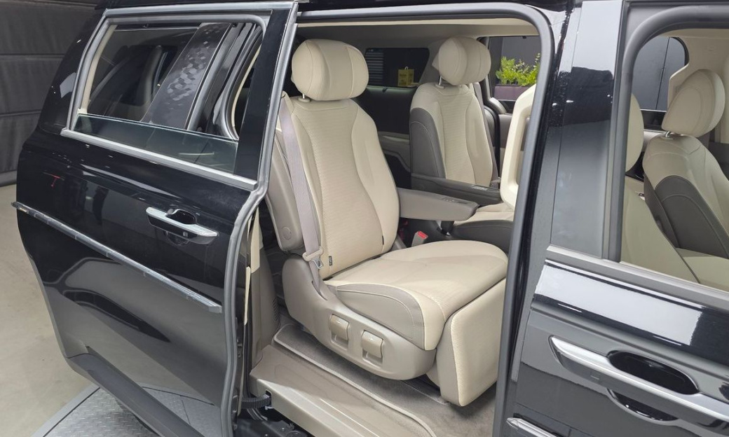 Kia Carnival 7-Seater Gravity, 2024