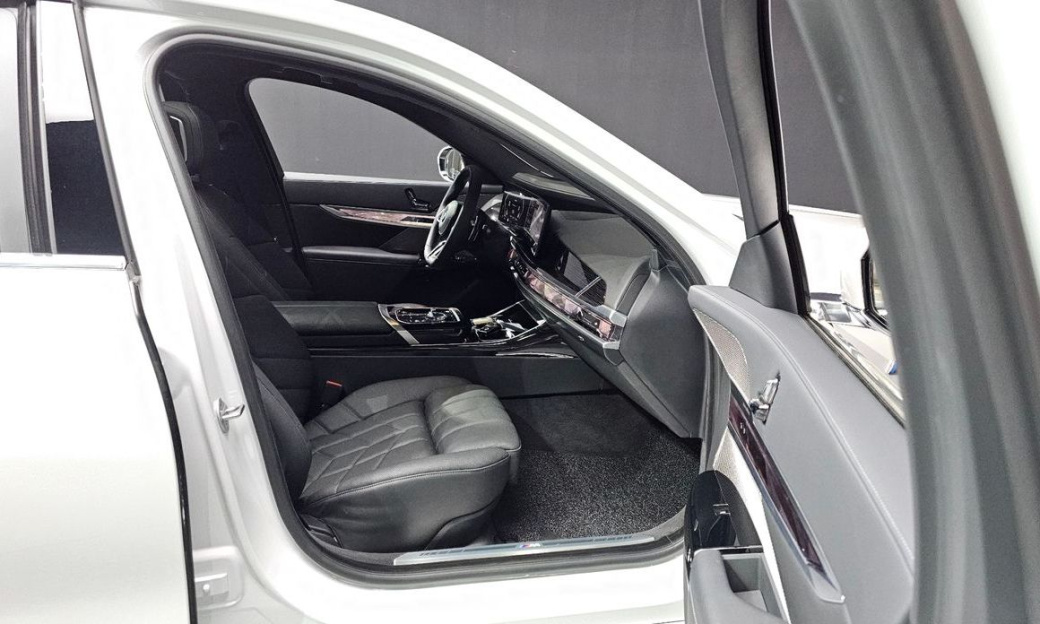 BMW 7-Series 740d xDrive M Sport, 2025