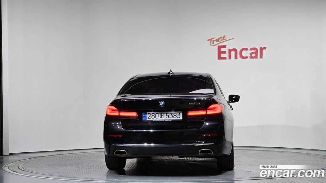 BMW 5-Series 520i Luxury, 2022