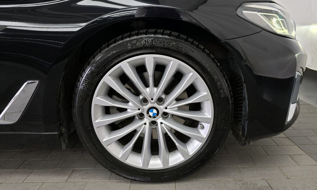 BMW 5-Series 520i Luxury, 2022