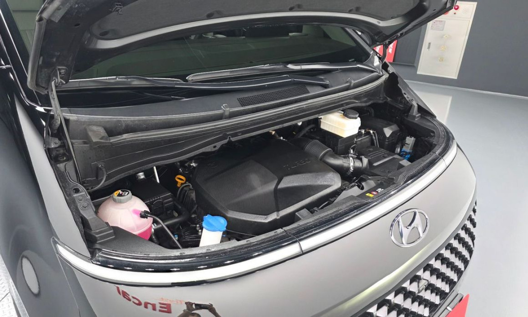 Hyundai Staria 4WD Lounge 7-Seater, 2024