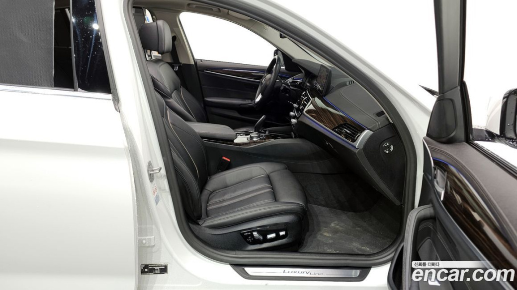 BMW 5-Series 520i Luxury, 2022