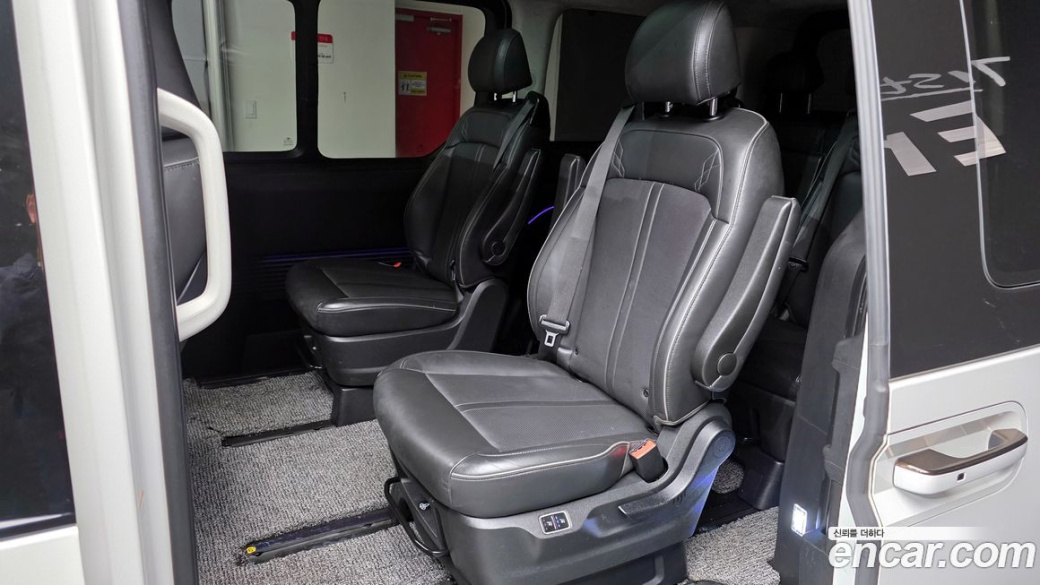 Hyundai Staria 4WD Lounge 9-Seater, 2022