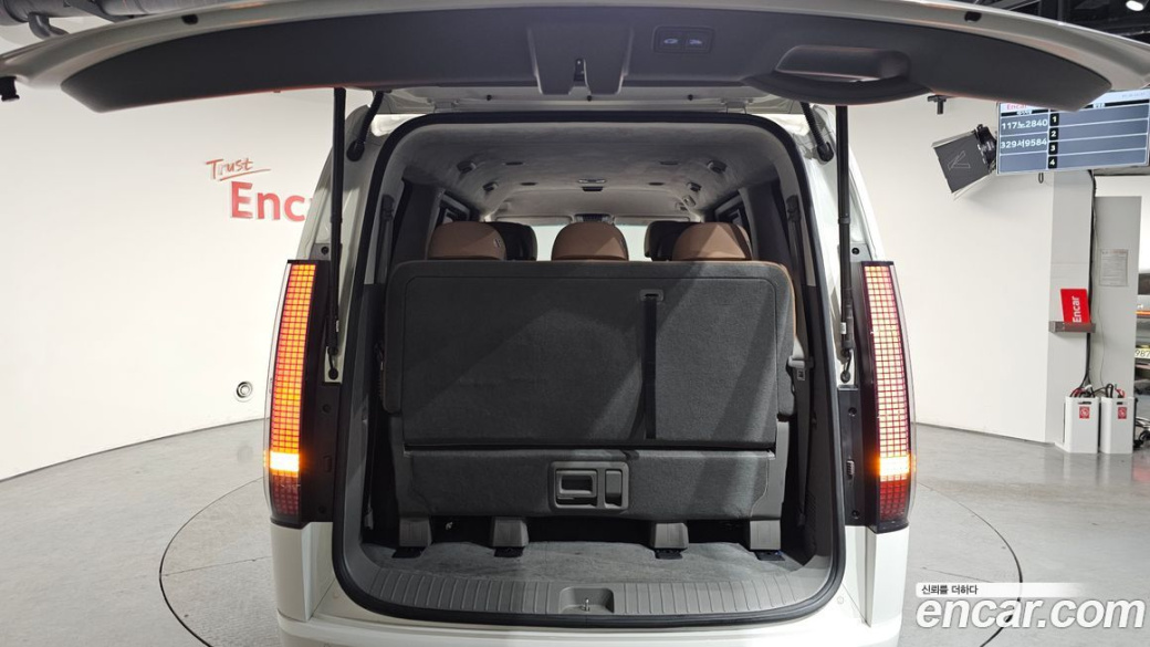 Hyundai Staria 4WD Lounge 7-Seater, 2022