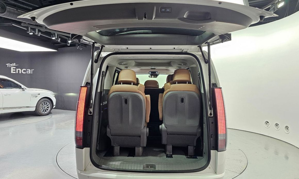 Hyundai Staria Lounge 9-Seater, 2022