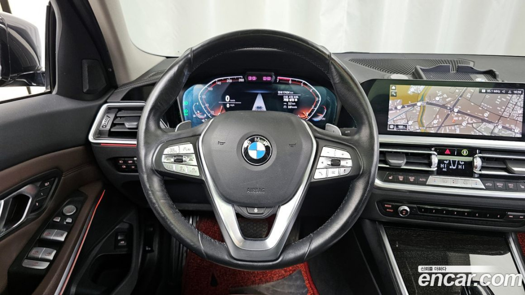 BMW 3-Series 320i Luxury, 2022