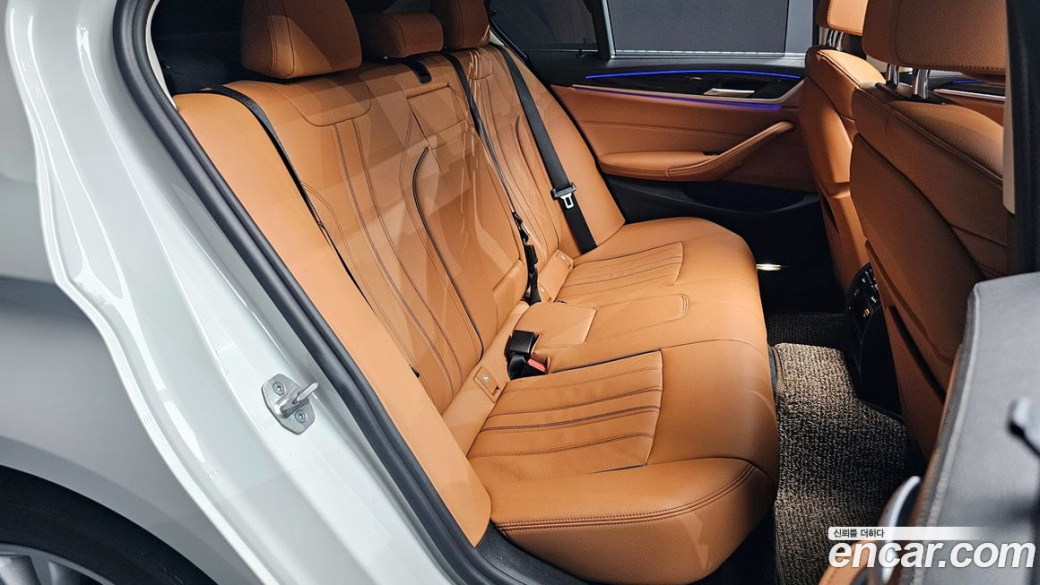 BMW 5-Series 520i Luxury, 2023