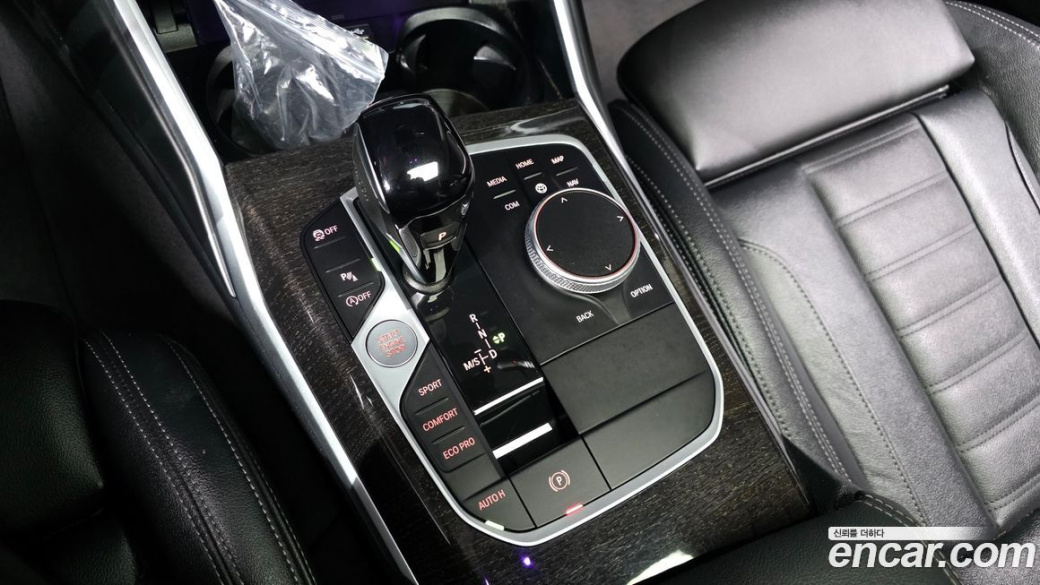 BMW 3-Series 320i Luxury, 2022