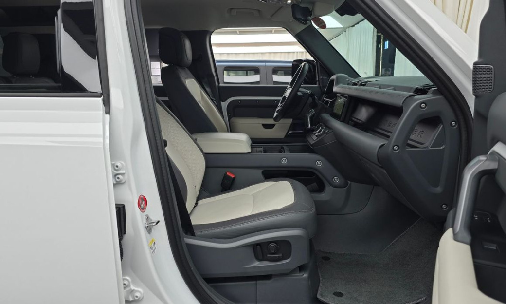 Land Rover Defender 110 P300 X-Dynamic SE, 2024