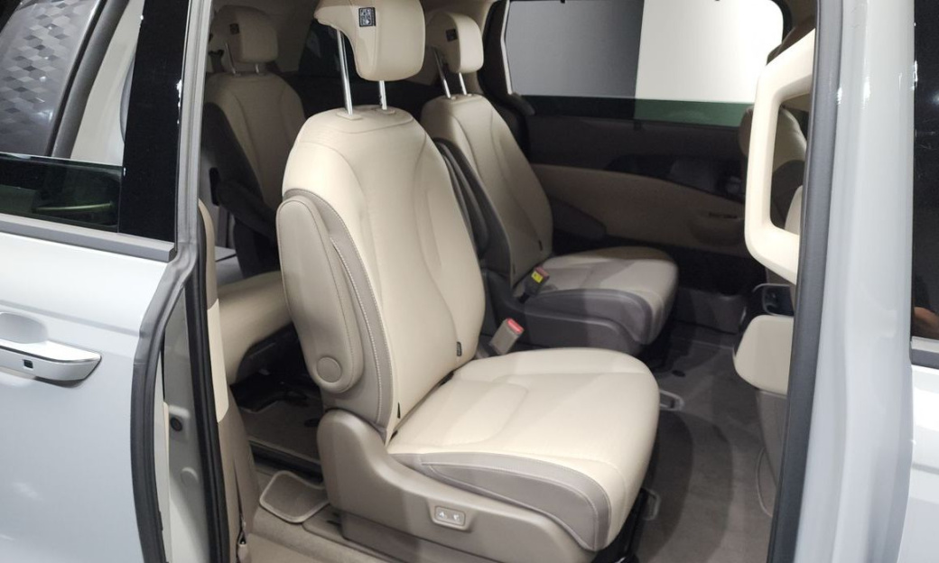 Kia Carnival 9-Seater Gravity, 2024