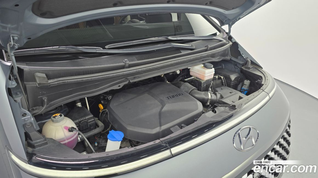Hyundai Staria 4WD Lounge 7-Seater, 2023