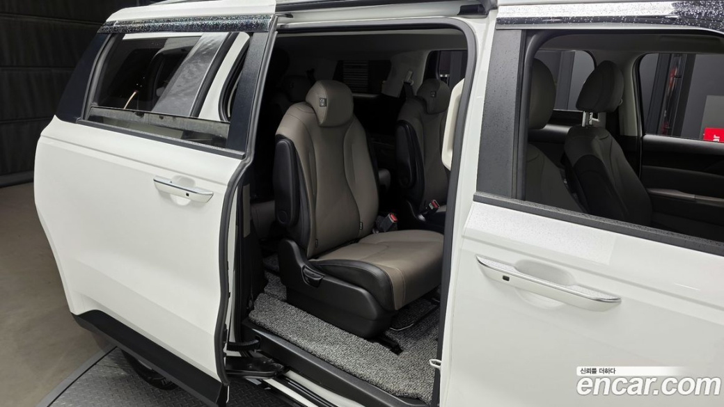 Kia Carnival 9-Seater Prestige, 2024