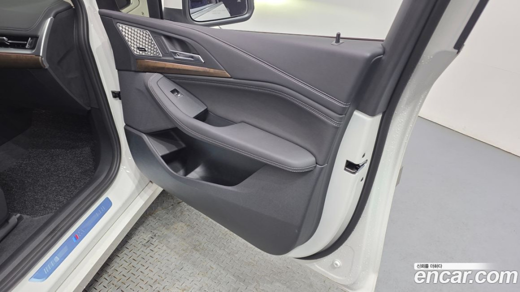 BMW 2-Series 220i Luxury, 2023
