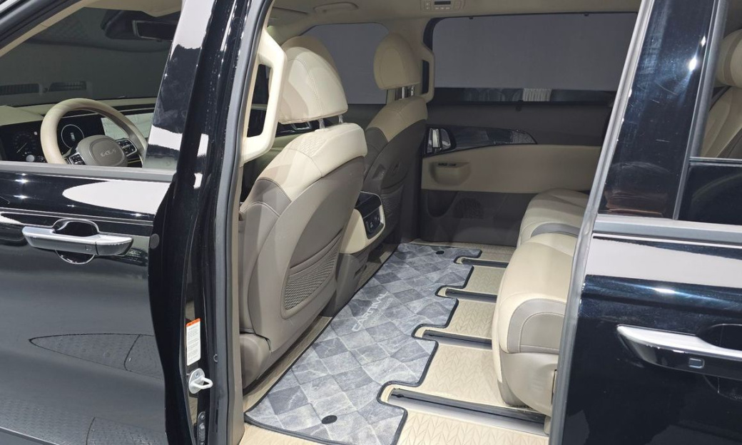 Kia Carnival 7-Seater Signature, 2024