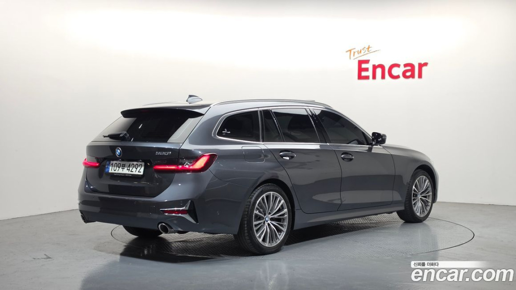 BMW 3-Series 320i Touring Luxury, 2022