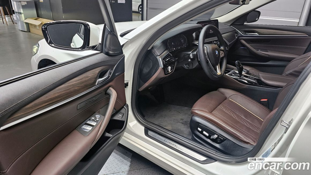 BMW 5-Series 530i Luxury, 2023