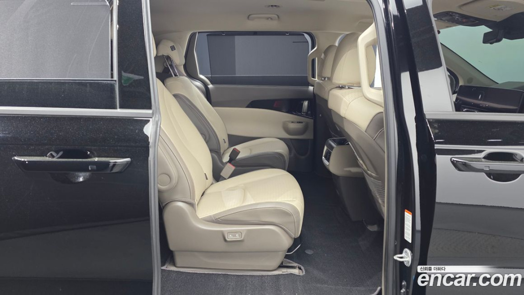Kia Carnival 9-Seater Signature, 2024