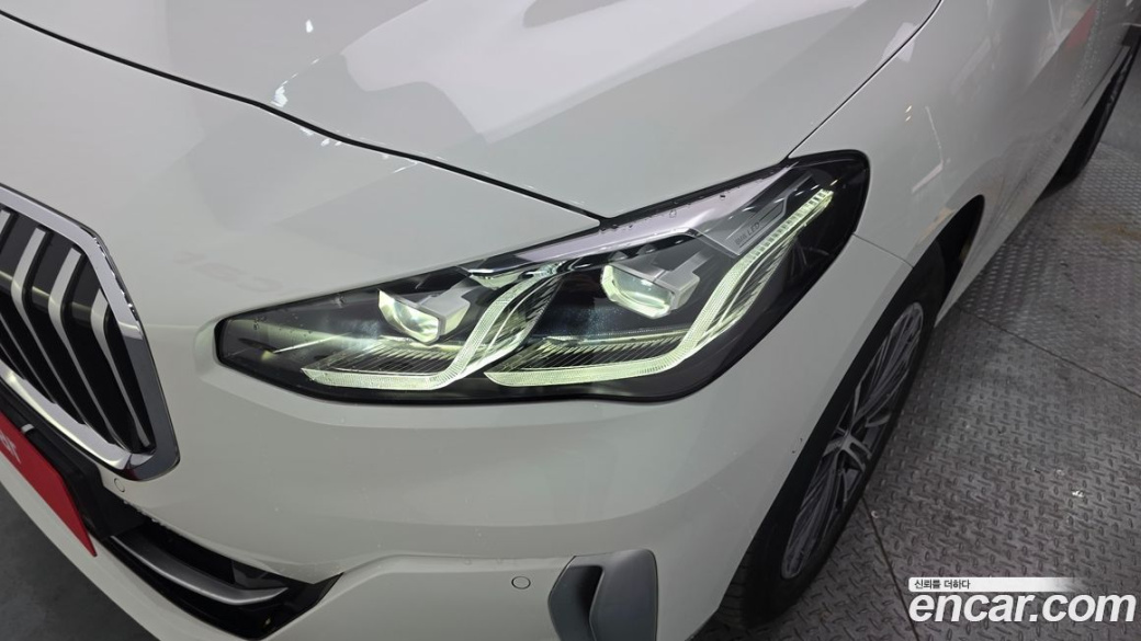 BMW 2-Series 220i Luxury, 2023